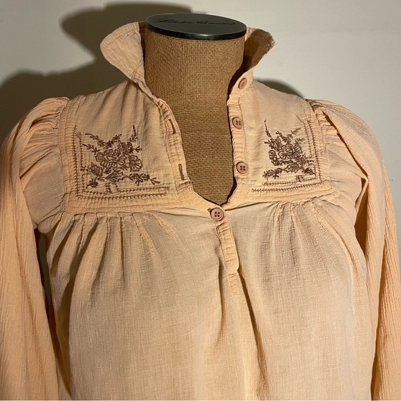 Michel peach blouse 1/4 button down size M ?  Embroidered on the upper chest - Picture 1 of 6